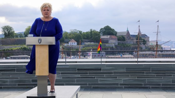 Statsminister Erna Solberg ved talerstolen på taket av det nye Nasjonalmuseet i Oslo.