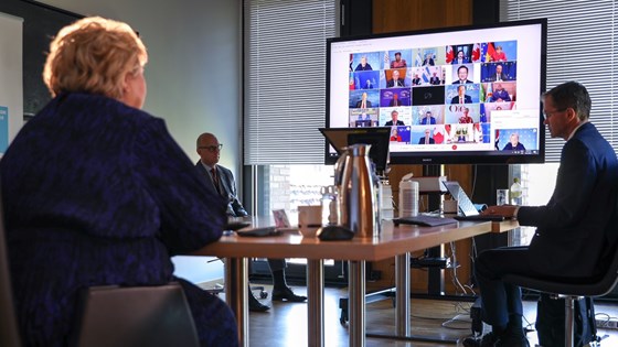 Statsminister Erna Solberg deltar via video på helsetoppmøtet på møterommet sitt.