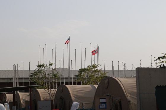 39 flaggstenger på flyplassen i Kabul. Det norske og det amerikanske flaggene er de eneste som henger oppe.