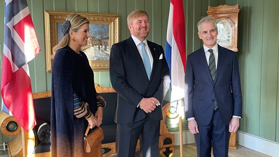 Prime Minister Jonas Gahr Støre with their Majesties King Willem-Alexander and Queen Máxima of the Netherlands.