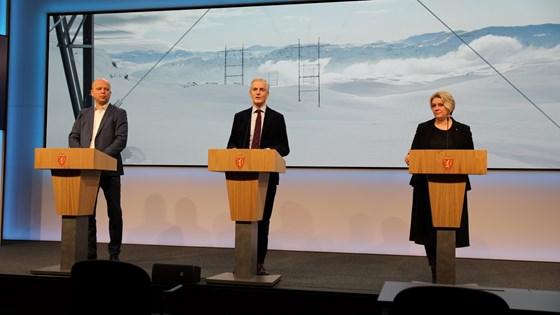 Statsminister Jonas Gahr Støre, finansminister Trygve Slagsvold Vedum og olje- og energiminister Marte Mjøs Persen står på scenen i Marmorhallen.