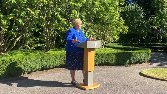 Statsminister Erna Solberg i hagen i Parkveien 45