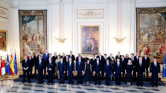 Gruppebilde av alle stats- og regjeringssjefer som deltar på Nato-toppmøtet i Madrid.