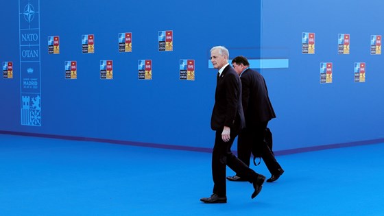 Statsminister Jonas Gahr Støre på blå løper ved begynnelsen av Nato-toppmøtet.