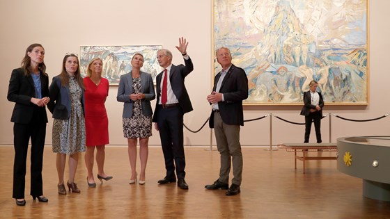 De nordiske statsministrene får en liten omvisning i en av utstillingene på Munch-museet. 