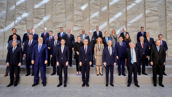 "Familiefoto" av Nato-landenes statsledere.