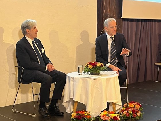 Statsminister Jonas Gahr Støre og Julio Frenk på seminar om global helse