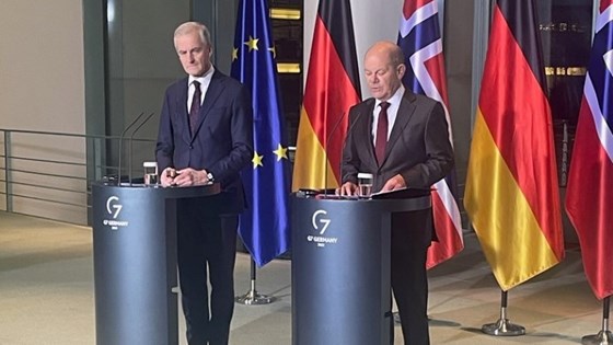 Statsminister Jonas Gahr Støre og Tysklands forbundskansler Olaf Scholz holder pressekonferanse i Berlin.