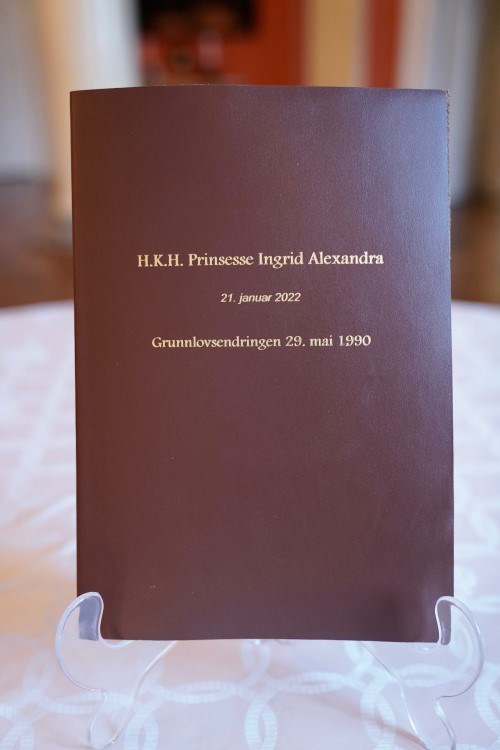 Skinninnbundet kongelig resolusjon fra 1990.