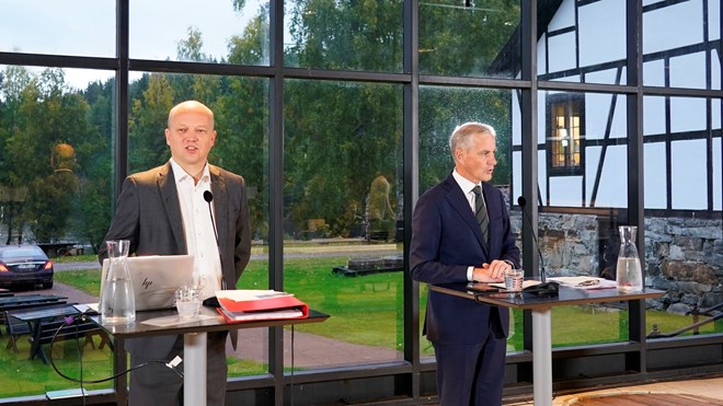 Finansminister Trygve Slagsvold Vedum og statsminister Jonas Gahr Støre står på en scene i glasshuset på Blaafarveværket.