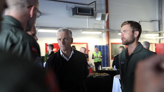Statsministeren blir orientert av ansatte ved helikopterbasen i Tromsø. 