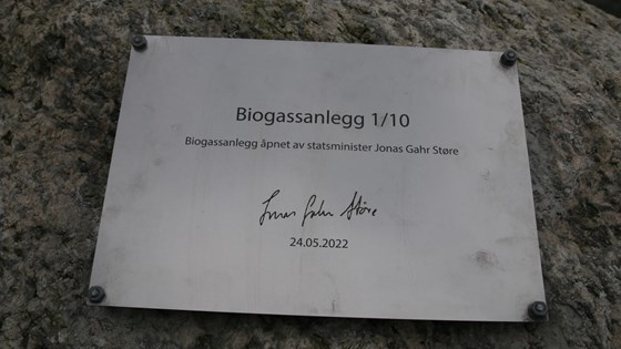 Metallskilt med teksten: Biogassanlegg 1/10 - Biogassanlegget åpnet av statsminister Jonas Gahr Støre 24.5.2022.