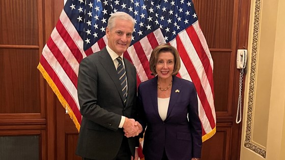 Statsminister Jonas Gahr Støre møter demokratenes leder og speaker i Representantenes hus, Nancy Pelosi. De står i Kongressen i USA foran amerikanske flagg.