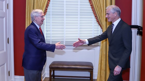 Statsminister Jonas Gahr Støre møter republikanernes minoritetsleder Mitch McConnell i Kongressen i USA. De er i ferd med å ta hverandre i hendene på bildet.