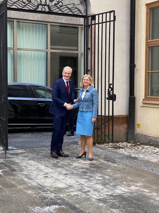 Statsminister Jonas Gahr Støre tas imot av Sveriges statsminister Magdalena Andersson i Stockholm. 