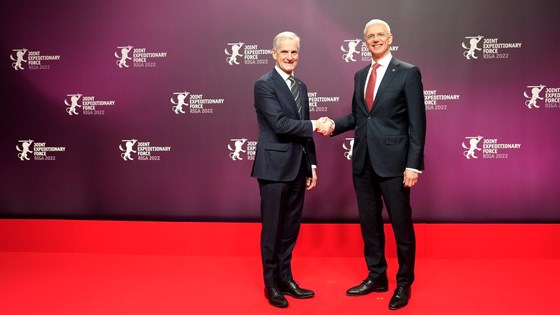 Latvias statsminister Krišjānis Kariņš tar imot statsminister Jonas Gahr Støre. Håndtrykk.