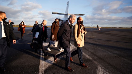 Statsminister Jonas Gahr Støre har landet og går bortover flyplassen i Brest i Frankrike. 