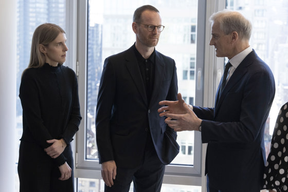 Statsminister Jonas Gahr Støre i New York på arrangement i anledning at filmen Verdens verste menneske skal lanseres i USA. Her sammen med regissør Joachim Trier og produsent Andrea Berentsen Ottmar.