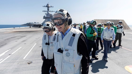 Forsvarsminister Bjørn Arild Gram og statsminister Jonas Gahr Støre går på dekket til USS Gerald R. Ford.