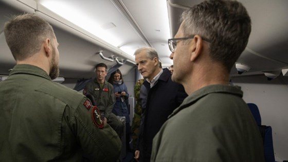 Statsminister Jonas Gahr Støre får omvisning i P-8-flyet.