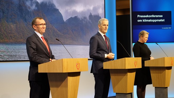 Klima- og miljøminister Espen Barth Eide, statsminister Jonas Gahr Støre og utviklingsminister Anne Beathe Tvinnereim bak hver sin talerstol.