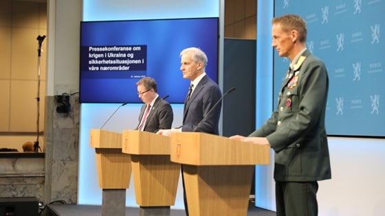 Forsvarsminister Bjørn Arild Gram, statsminister Jonas Gahr Støre og forsvarssjef Eirik Kristoffersen står på scenen bak hver sin talerstol.