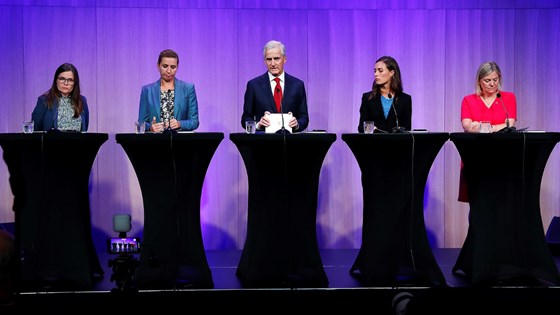De fem nordiske statsministrene står på scenen på pressekonferansen i Munchmuseet i Oslo.