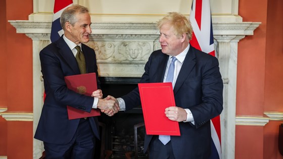 Støre og Johnson tar hverandre i hånden etter at de har signert en felles erklæring om bilateralt strategisk samarbeid mellom Norge og Storbritannia. 