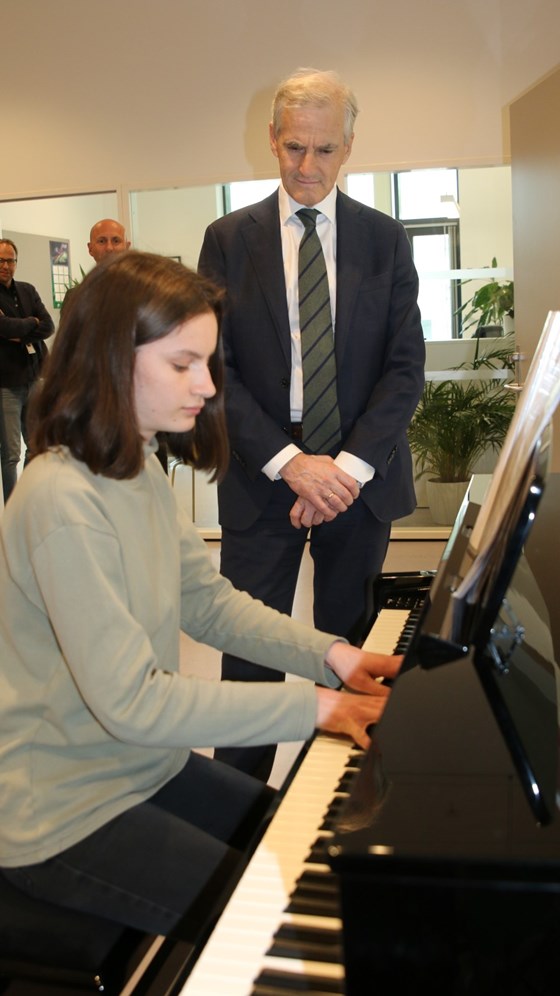 Hanna (15) fra Ukraina spiller Summertime for statsminister Jonas Gahr Støre på piano. 