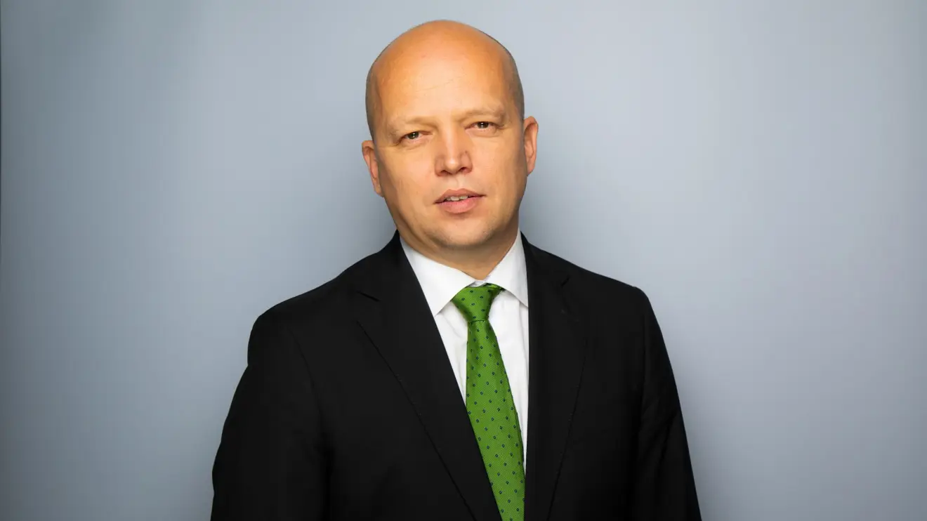 Portrett av finansminister Trygve Slagsvold Vedum mot en grå bakvegg.