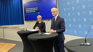 Arbeids- og inkluderingsminister Marte Mjøs Persen og statsminister Jonas Gahr Støre står klar til pressekonferanse.