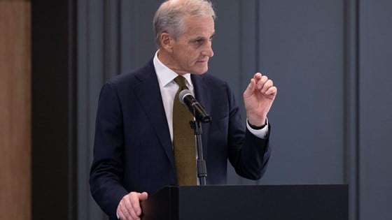 Statsminister Jonas Gahr Støre står bak en talerstol og gestikulerer mot tilhørerne på et havvind-arrangement i New York.