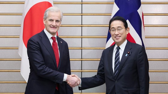 Statsminister Jonas Gahr Støre sammen med Japans statsminister Fumio Kishida foran japanske og norske flagg.