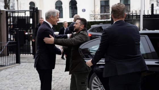 Ukrainas president Volodomyr Zelenskyj besøker Norge onsdag 13. desember. Statsminister Jonas Gahr Støre er vert for besøket.