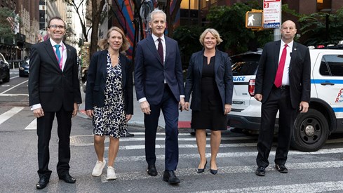Espen Barth Eide, Anniken Huitfeldt, Jonas Gahr Støre og Anne Beathe Tvinnereim krysser gaten i New York.