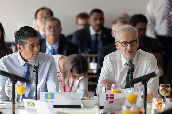 Statsminister Jonas Gahr Støre og Palaus president under møte  i Det internasjonale Havpanelet