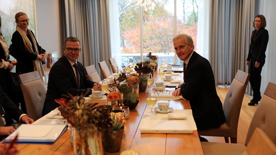 Finlands statsminister Petteri Orpo og statsminister Jonas Gahr Støre sitter ved møtebordet i statsministerboligen.