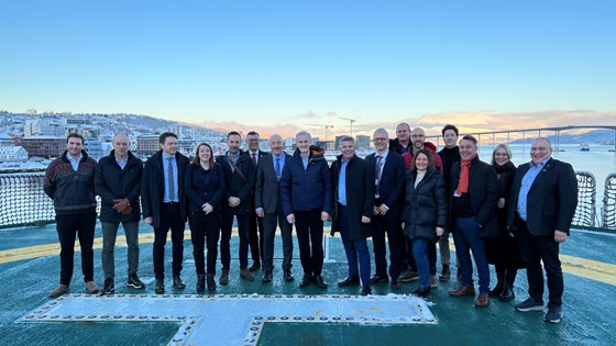 Deltakerne på næringslivsmøte i Tromsø samlet på helikopterdekket