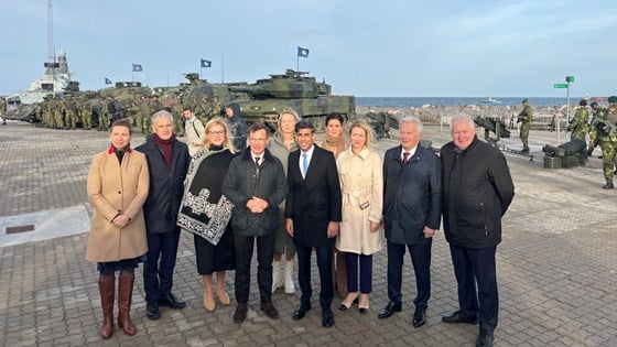 Nordeuropeiske statsledere står oppstilt til gruppefoto i Visby på Gotland.