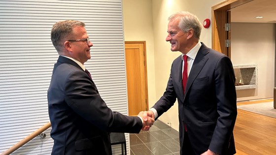 Finlands statsminister Petteri Orpo tas imot av statsminister Jonas Gahr Støre.