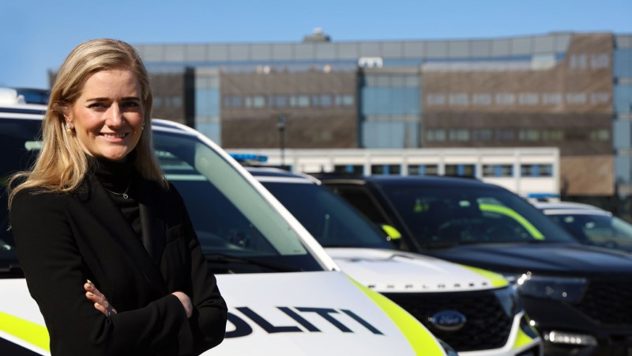 Justisministeren foran en ny politibil