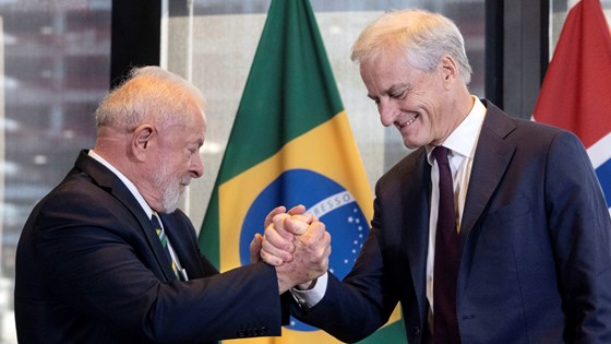 Brasils president Lula hilser på Jonas Gahr Støre.