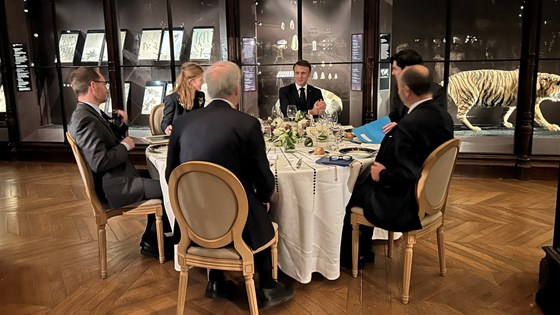Rundt bord med møtedeltakere. Blant andre Frankrikes president Macron og Norges statsminister Støre.