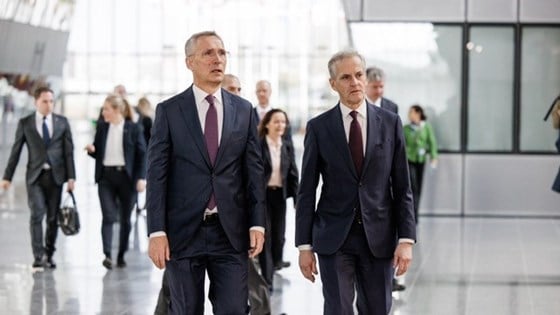 Natos generalsekretær Jens Stoltenberg og statsminister Jonas Gahr Støre går gjennom velkomstområde i Nato-hovedkvarteret.