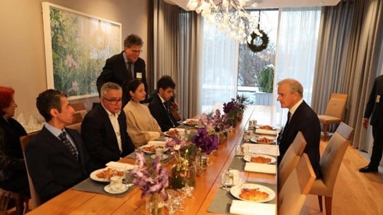Familien til Nobelprisvinneren sitter til bords med statsminister Støre. 