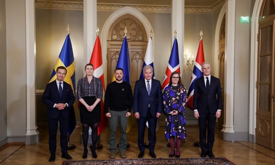 Gruppebilde av nordiske ledere sammen med Ukrainas president Zeleniskyj