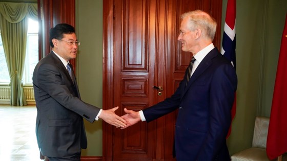 Chinese Foreign Minister Qin Gang and Prime Minister Jonas Gahr Støre. Handshake.