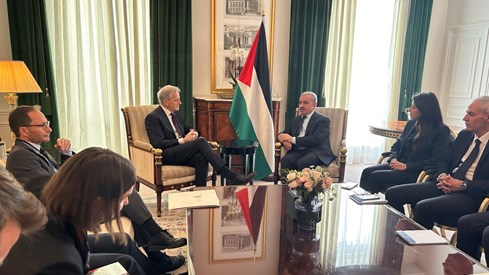 Jonas Gahr Støre og den palestinske statsministeren Mohammad Shtayyeh sitter i et møterom.