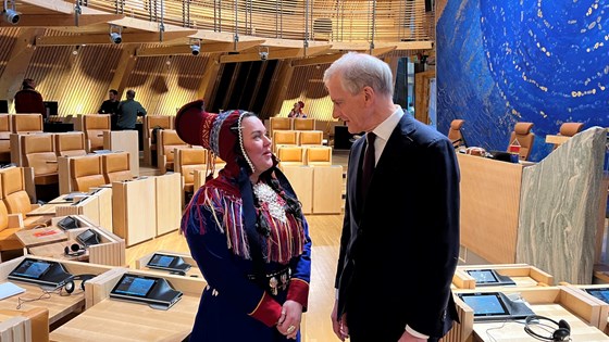 Sametingspresident Silje Karine Muotka og statsministeren i Sametingssalen.