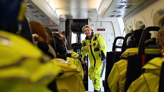 EU-president Ursula von der Leyen på vei inn i helikopter.